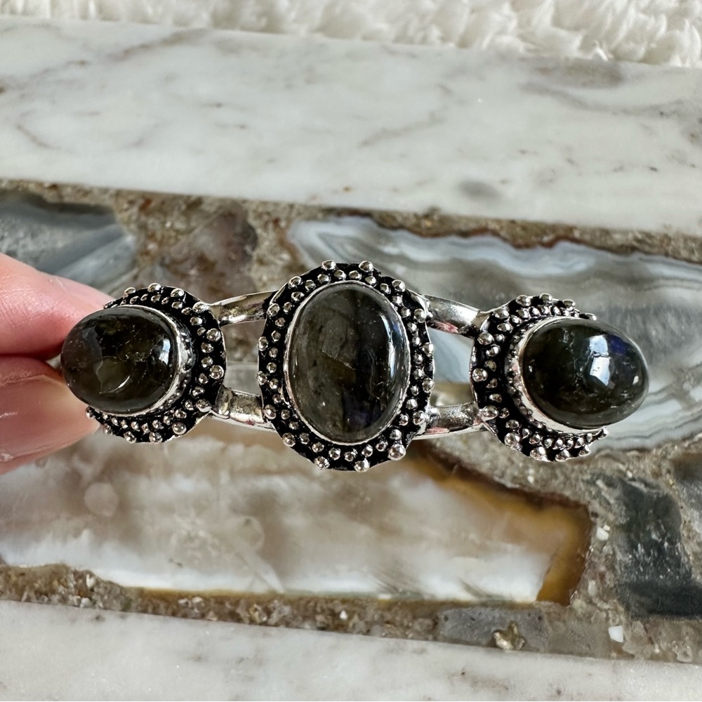 2133 Vintage-Inspired Silver and Black Labradorite Gemstone Bracelet
